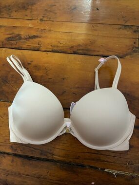 Victoria's Secret Very Sexy push up bra in size 34 DD.